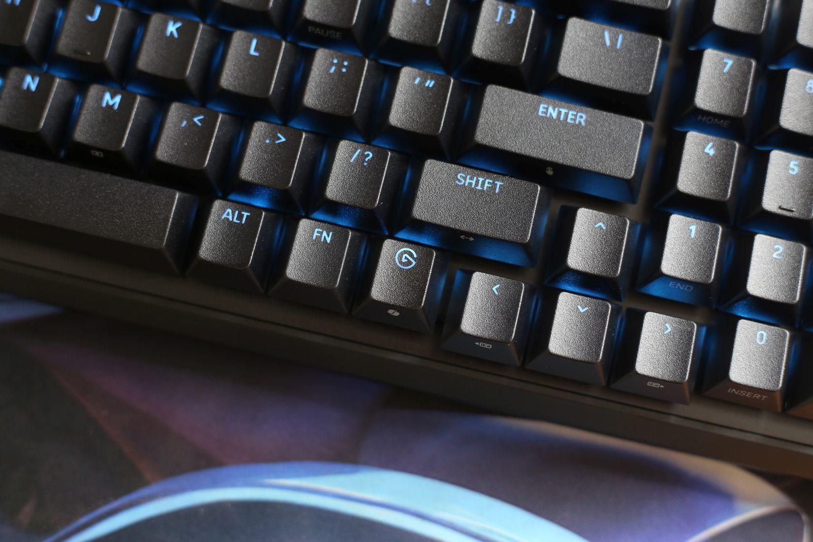 Bàn phím siêu nhạy, có màn hình LCD và loạt nút chức năng độc lạ - 8