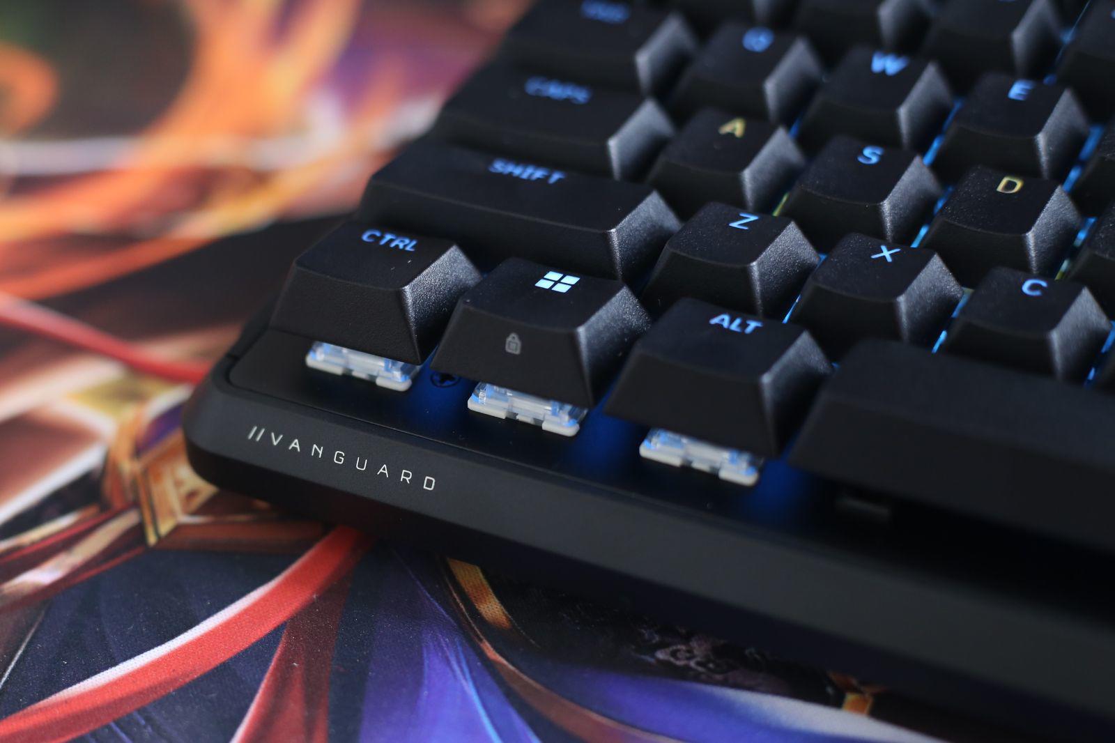 Bàn phím siêu nhạy, có màn hình LCD và loạt nút chức năng độc lạ - 13