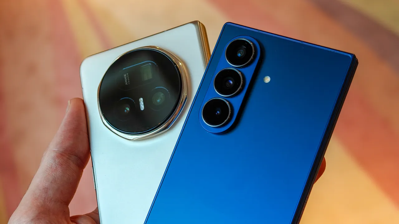 Camera cụm tròn độc đáo của Magic V5 (trái) và chạy dọc truyền thống của Galaxy Fold7 (phải). (Ảnh: Basil Kronfi/T3)